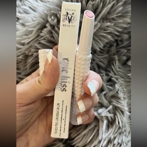 KAT von D epic kiss lipstick